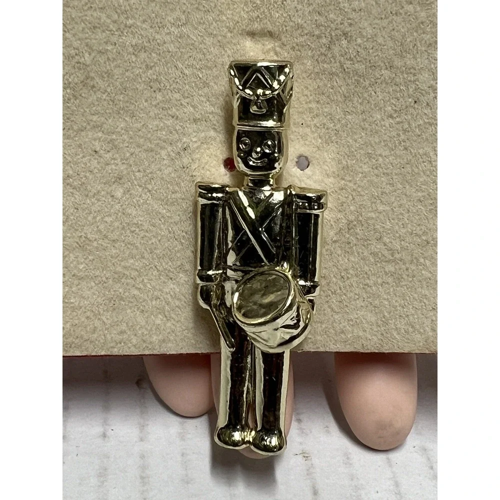 Toy‎ Soldier Nutcracker Christmas Pin Vintage Gold Tone Metal Brooch